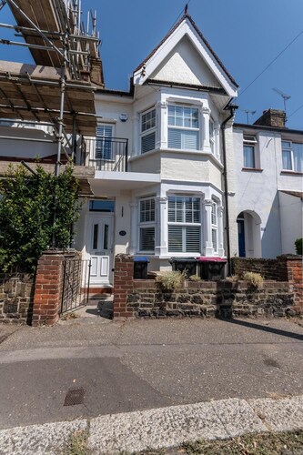 Stylish 3-Bedroom Home In Leigh | Sleeps 6 - Pass the Keys