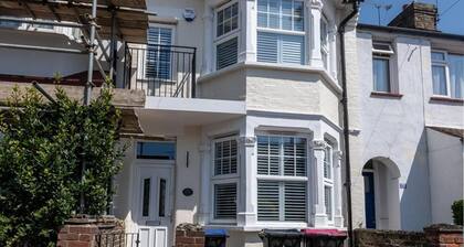 Stylish 3-Bedroom Home In Leigh | Sleeps 6 - Pass the Keys