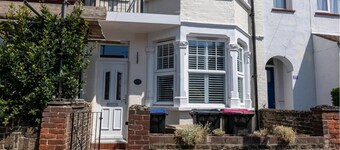 Stylish 3-Bedroom Home In Leigh | Sleeps 6 - Pass the Keys