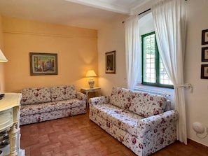 Superior Apartment, Hill View | Living area | 30-cm LCD TV with digital channels - Fattoria i Ricci Agriturismo (Toscana)