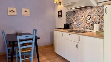 Apartamento Deluxe, vistas al patio | Cocina privada | Máquina de café espresso, frigorífico, microondas y placa de cocina