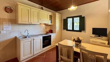 Cafetera expreso, refrigerador, microondas, placa de cocina
