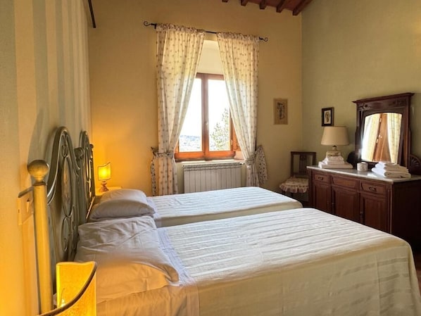 Deluxe Apartment, Courtyard View | In-room safe, iron/ironing board, rollaway beds (surcharge), WiFi (free) - Fattoria i Ricci Agriturismo (Toscana)