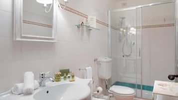 Apartamento standard, vista para a colina | Banheiro | Chuveiro, secador de cabelo, bidê, toalhas de banho