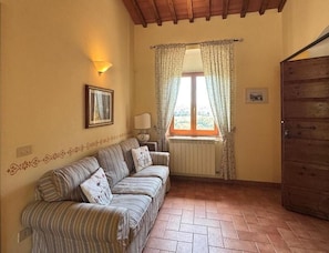 Deluxe Apartment, Courtyard View | Living area | 30-cm LCD TV with digital channels - Fattoria i Ricci Agriturismo (Toscana)