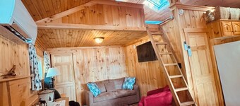 Charming Bunganut Lake Cottage with Private Dock, Sandy Swimming & Kayaks