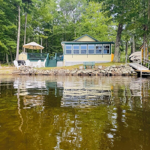 Un chalet au bord du lac, doté d’un quai, d’un espace extérieur aménagé et d’une zone couverte.