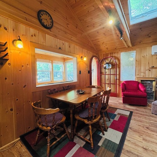 Charming Bunganut Lake Cottage with Private Dock, Sandy Swimming & Kayaks