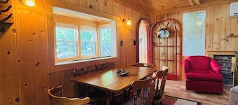 Charming Bunganut Lake Cottage with Private Dock, Sandy Swimming & Kayaks