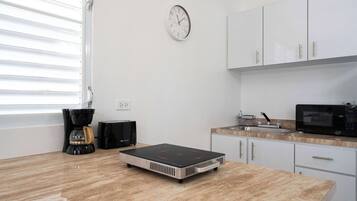 Coffee/tea maker, fridge, microwave, stovetop
