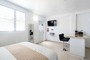 Schreibtisch, Bügeleisen/Bügelbrett, Reisekinderbett, WLAN