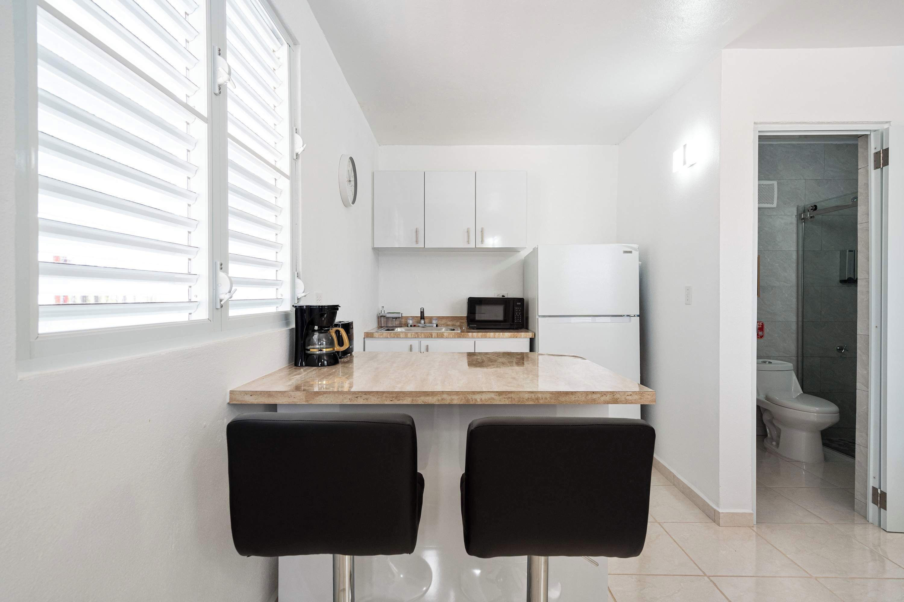 Coffee/tea maker, fridge, microwave, stovetop