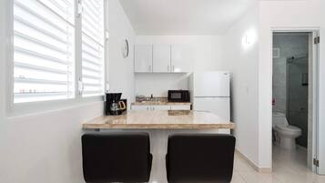 Coffee/tea maker, fridge, microwave, stovetop