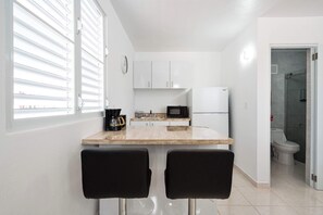 Wasserkocher mit Kaffee-/Teezubehör, Kühlschrank, Mikrowelle, Herdplatte