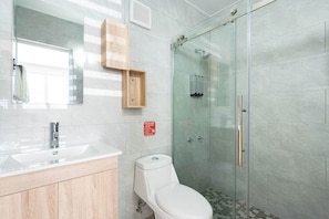 Dusche, Haartrockner, Handtücher, Shampoo