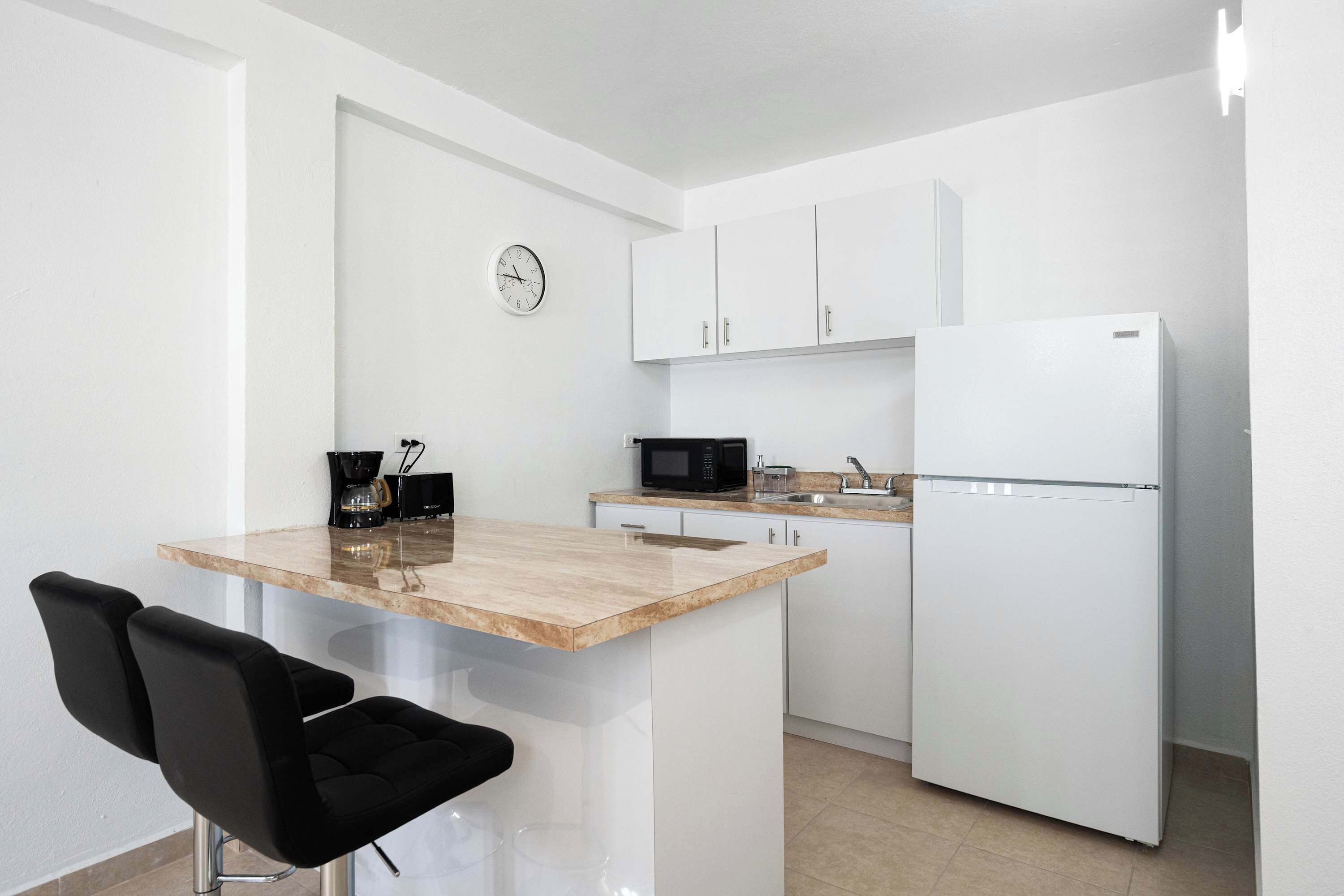 Wasserkocher mit Kaffee-/Teezubehör, Kühlschrank, Mikrowelle, Herdplatte