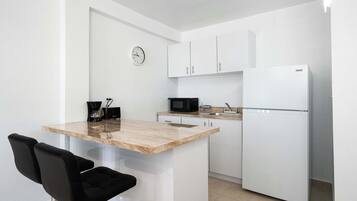 Wasserkocher mit Kaffee-/Teezubehör, Kühlschrank, Mikrowelle, Herdplatte