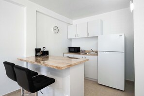 Wasserkocher mit Kaffee-/Teezubehör, Kühlschrank, Mikrowelle, Herdplatte