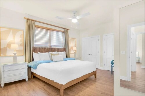 Luxury 6BR, Private Pool, Beach Access, Sleeps 20