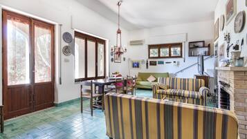 TV, caminetto, impianto stereo