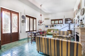 Una televisión, una chimenea, un reproductor estéreo