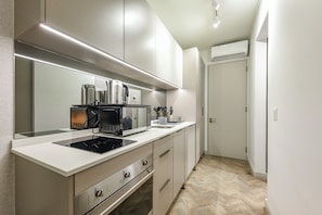 Fridge, microwave, oven, stovetop - One Rosebank: Where Style Meets Convenience (Johannesburg)