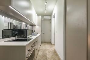 Fridge, microwave, oven, stovetop - One Rosebank: Where Style Meets Convenience (Johannesburg)