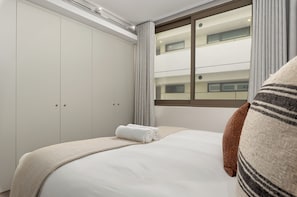 1 bedroom, iron/ironing board, Internet, bed sheets - Dolce Vita | Stylish Sea Point Retreat (Cape Town)