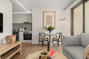 TV - Dolce Vita | Stylish Sea Point Retreat (Cape Town)