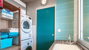A compact laundry room with a washing machine, a drying rack, and a sink. - Le Jardin de La Plage - Climatisé et plage à 100 m (Canet-en-Roussillon)