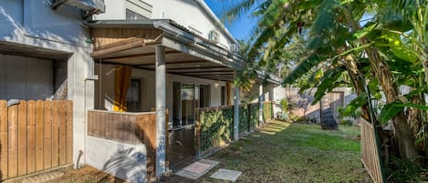 Il s’agit d’une propriété résidentielle dotée d’un patio couvert, d’une clôture en bois et d’une pelouse bien entretenue.
