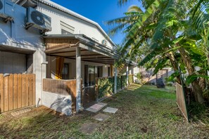 Il s’agit d’une propriété résidentielle dotée d’un patio couvert, d’une clôture en bois et d’une pelouse bien entretenue.