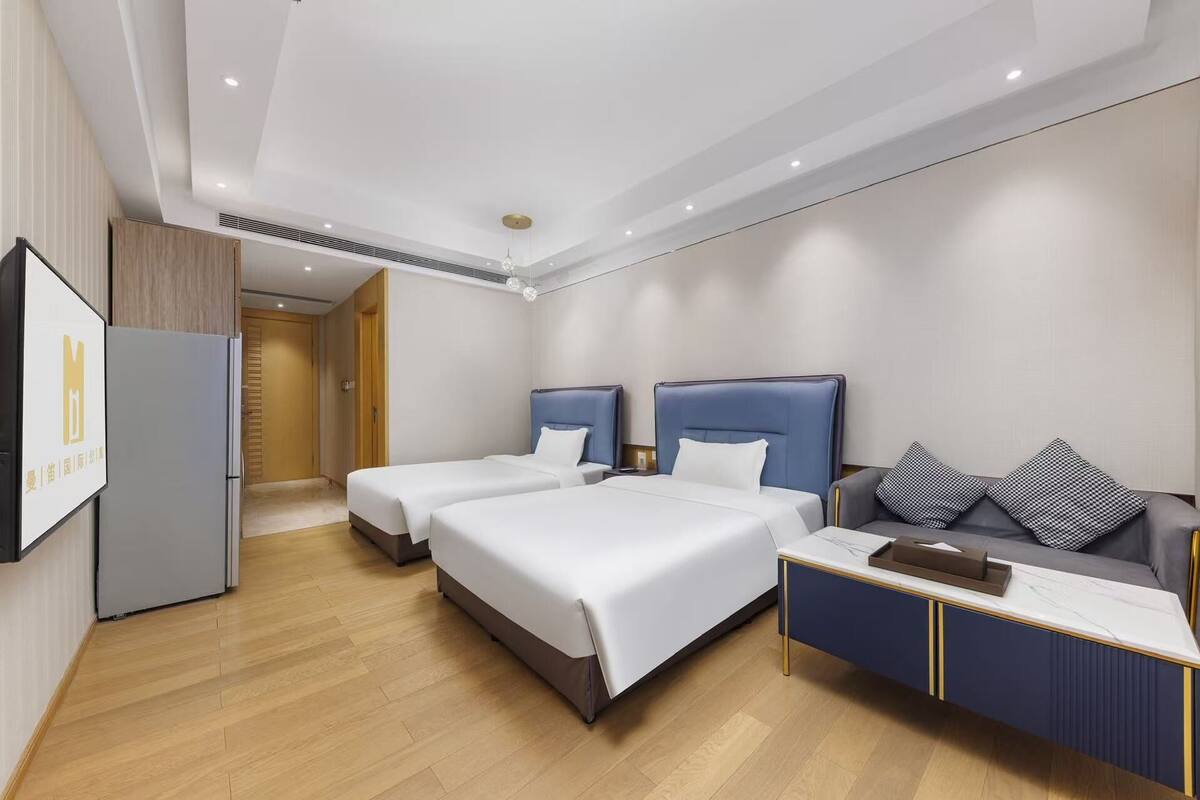 Habitación empresarial con 2 camas individuales, vista a la ciudad | Espacio para trabajar con laptop, cortinas blackout y insonorización