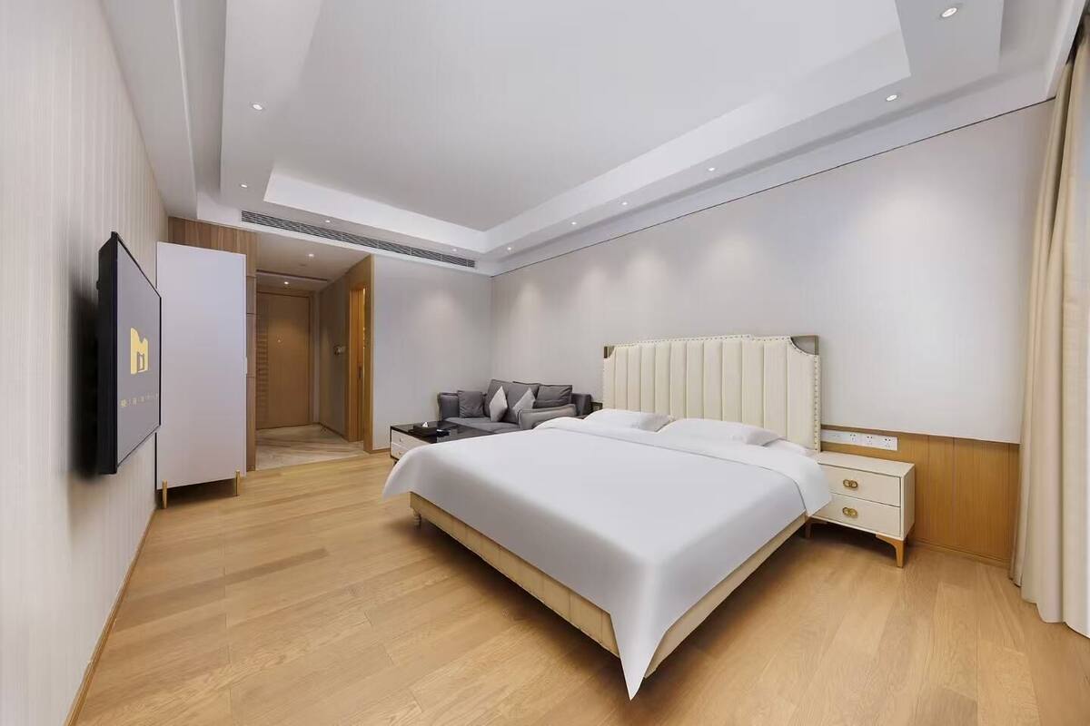 Habitación doble de lujo, vista a la ciudad | Espacio para trabajar con laptop, cortinas blackout y insonorización