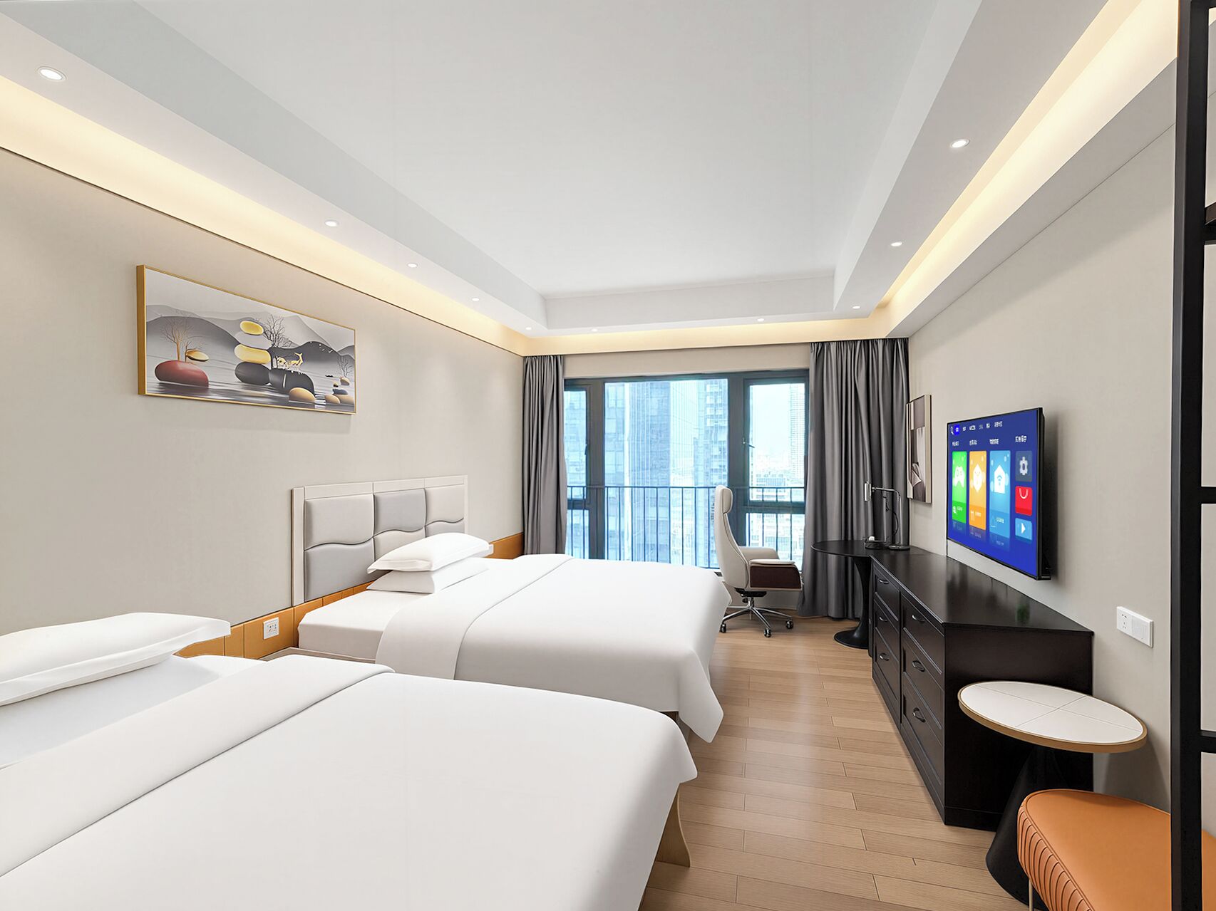 Une chambre d’hôtel avec deux lits, un bureau, une chaise, une télévision et une fenêtre donnant sur la ville.