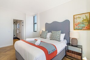 Iron/ironing board, internet, bed sheets - Designer Apartment | Mountain Views and Pool (Cape Town)