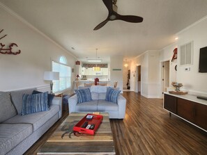 Living area - Poolside Myrtlewood Golf View Condo Near Beach at 48th Ave. North - Sleeps 6 (Myrtle Beach)