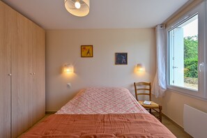 2 室のベッドルーム、アイロン / アイロン台、WiFi (無料)、ベッドシーツ