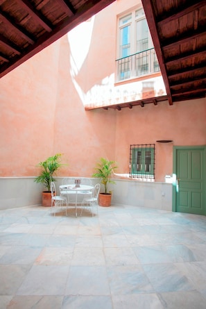 Outdoor dining - Genteel Home Padre Marchena 13 002 (Seville)