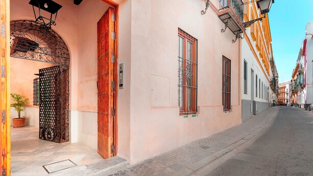 Unclassified image, 1 of 14, button - Genteel Home Antonio de Marchena 002 (Seville)