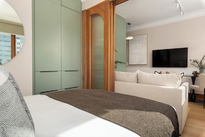 1 bedroom, iron/ironing board, free WiFi, bed sheets - Charlie and the Chairman | Urban Luxe Retreat (Cape Town)