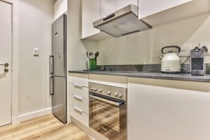 Eine moderne Küche mit Einbauofen, Wasserkocher und Toaster auf der Arbeitsfläche.