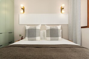 In-room safe, iron/ironing board, free WiFi, bed sheets - Charlie and the Chairman | Refined Living and Views (Cape Town)