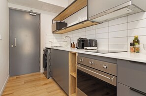 Coffee/tea maker, fridge, microwave, oven - Stylish Sea Point Studio (Cape Town)