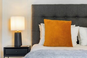 1 bedroom, iron/ironing board, WiFi (free), bed sheets - Stylish Sea Point Studio (Cape Town)