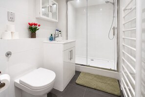 Dusche, Haartrockner, Handtücher, Seife