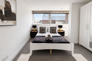 2 Schlafzimmer, Schreibtisch, Bügeleisen/Bügelbrett, Reisekinderbett