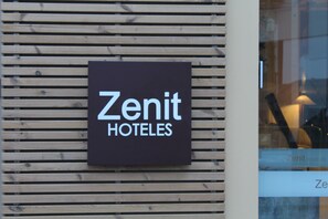 A sign for 'Zenit Hotels' on a wooden wall. - Hotel Zenit San Telmo (Málaga)