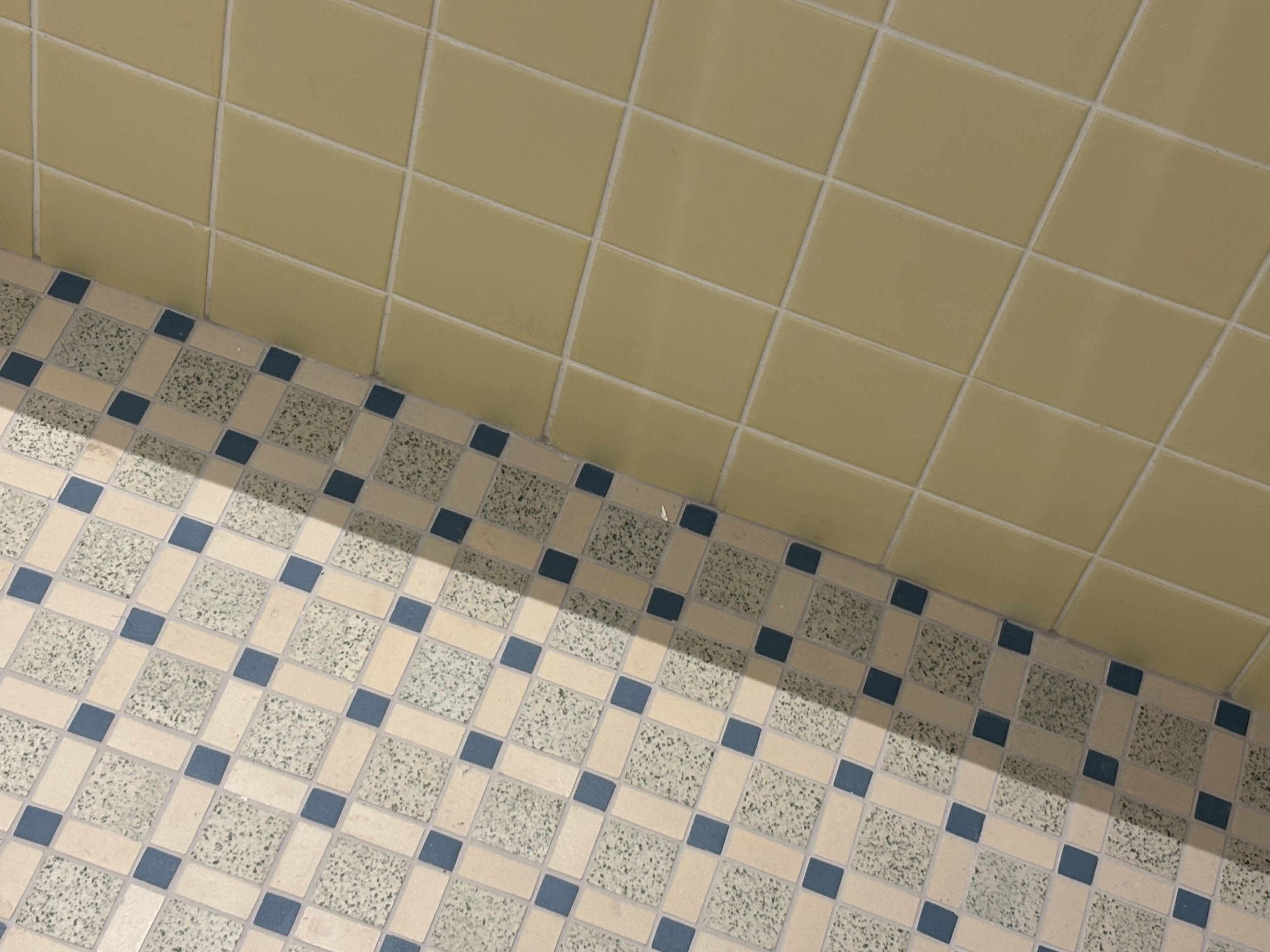 Un suelo de baldosas con un estampado de ajedrez en tonos claros y oscuros.