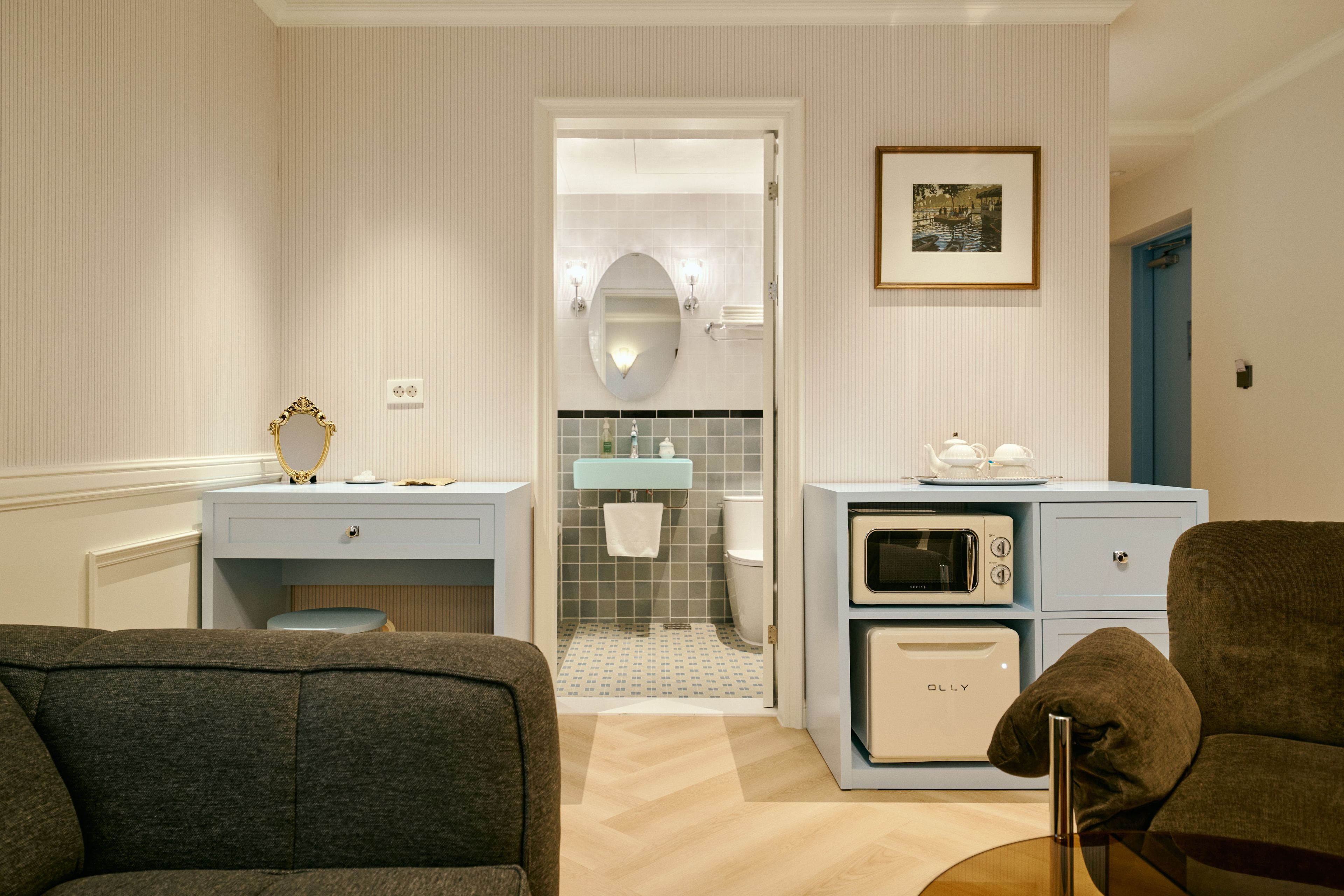 Un baño moderno con tocador, inodoro y zona de ducha.